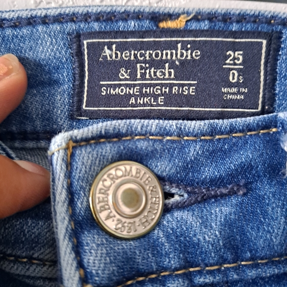 Abercrombie & Fitch embroidered high waisted jeans - Picture 4 of 6